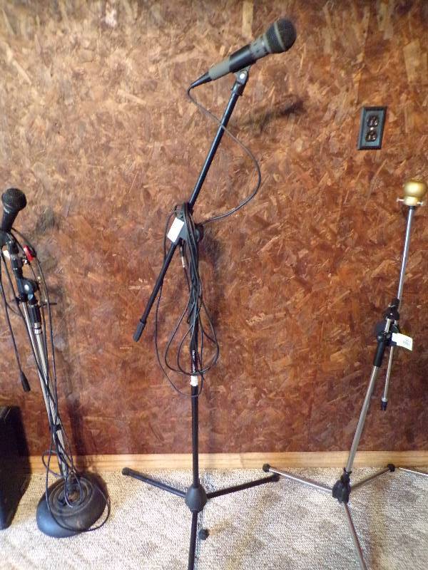 lot 1914 image: Microphone Stand wMicrophone