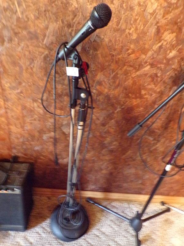 lot 1915 image: Microphone Stand wMicrophone