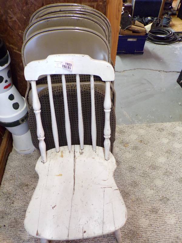 lot 1923 image: 5 HD Folding Chairs and 1 wood chair