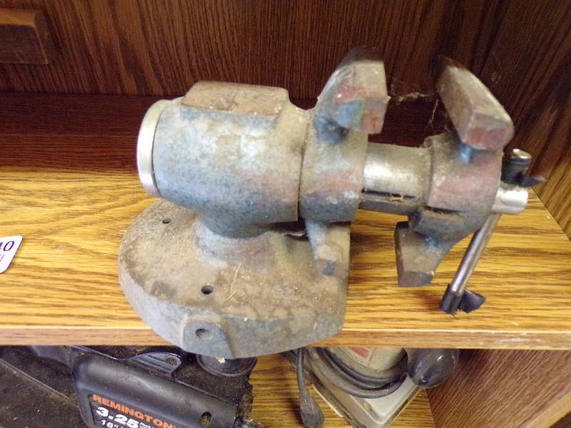 lot 1940 image: Small Bench Vise