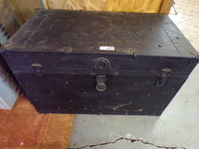 lot 1954 image: Old Trunk