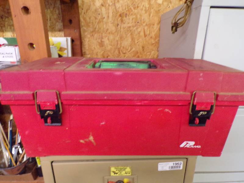 lot 1961 image: Tackle Box ful of Painters Supplies