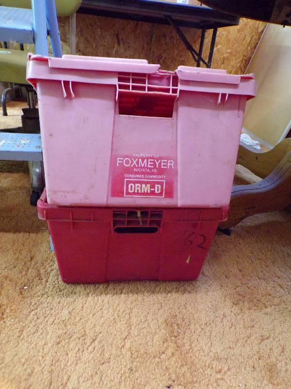 lot 1979 image: Plastic Tote and Basket
