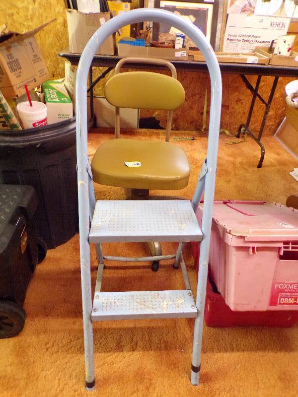 lot 1980 image: Office Chair and Painters Step Ladder