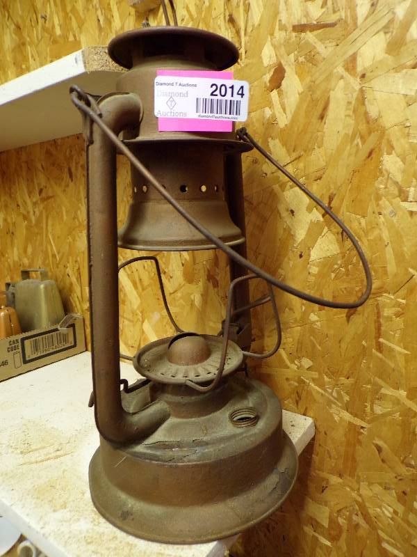 lot 2014 image: Old Barn Lantern