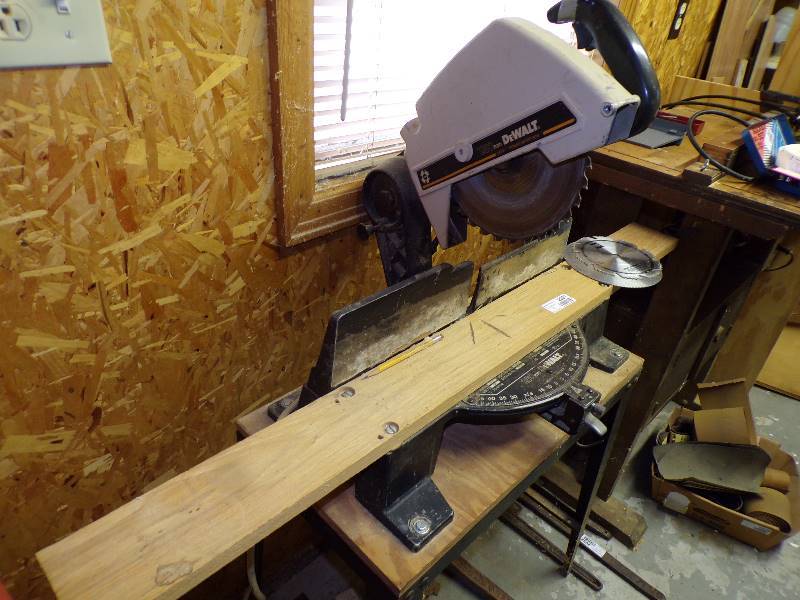 lot 2031 image: 10 Dewalt Miter Saw