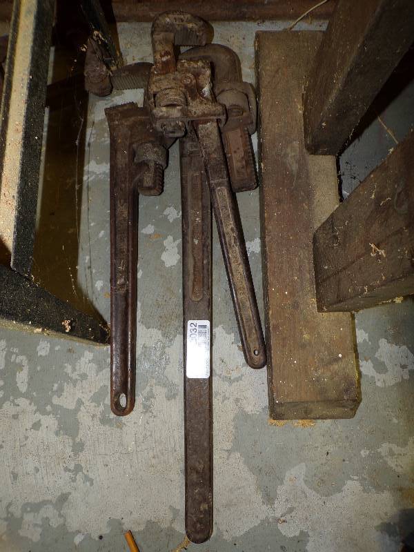 lot 2032 image: 3 Pipe Wrenches
