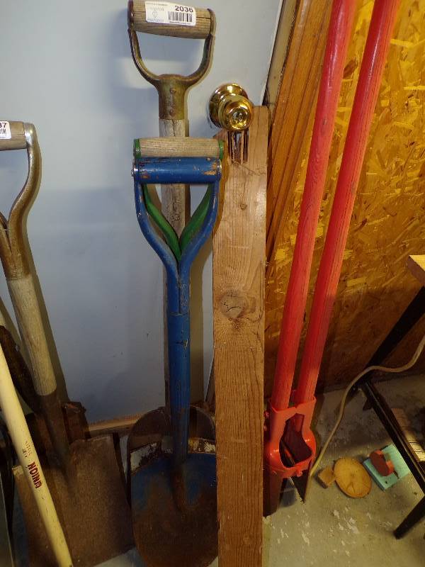 lot 2036 image: 3 Shovels