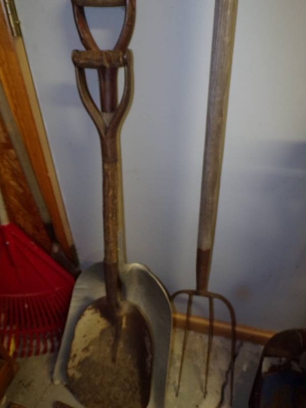 lot 2038 image: 2 Shovels and 4 Tine Pitch Fork