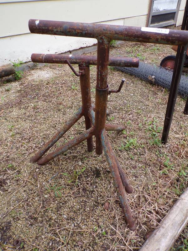 lot 2050 image: 2 Adjustable Stands