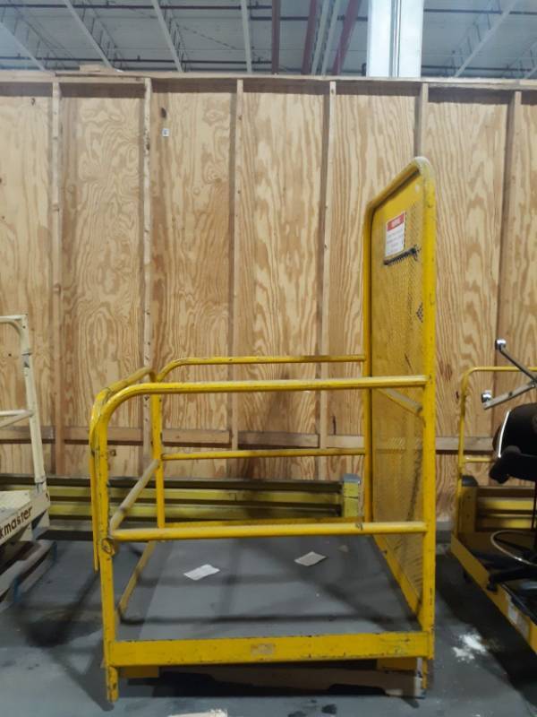 lot 5324 image: Lift Truck Safety Cage