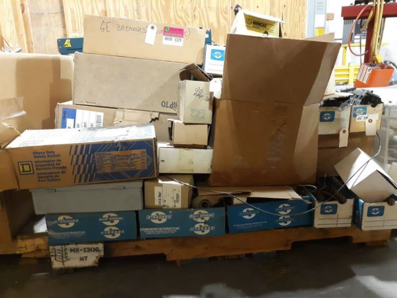lot 5329 image: Square D Heavy Duty Safety Switches, Assorted Breakers
