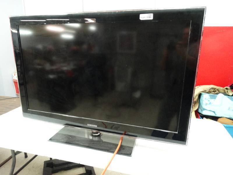 lot 1407 image: Samsung LCD TV  Needs Power supply