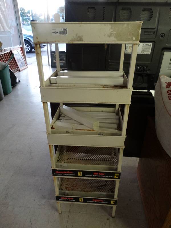 lot 1409 image: Dollar General Metal Shelf