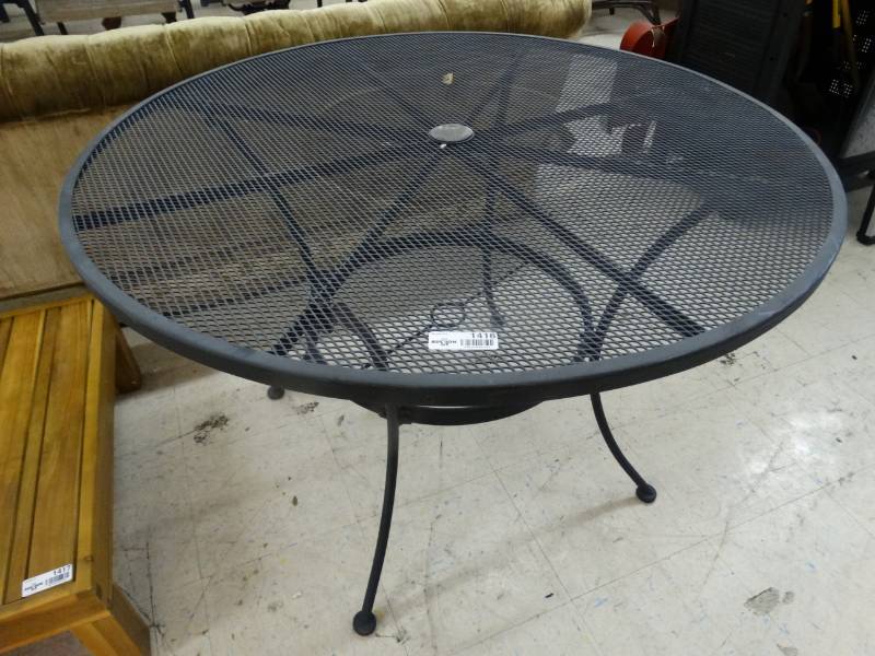 lot 1416 image: Round Metal Patio Table