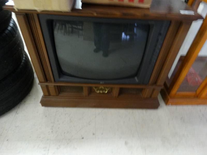 lot 1423 image: Vintage Console Zenith TV