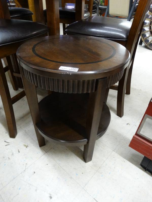 lot 1434 image: Small Round Table From Ashley Furniture - H24xC20