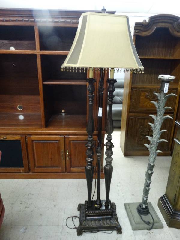 lot 1446 image: Nice decorative floor lamp w shade