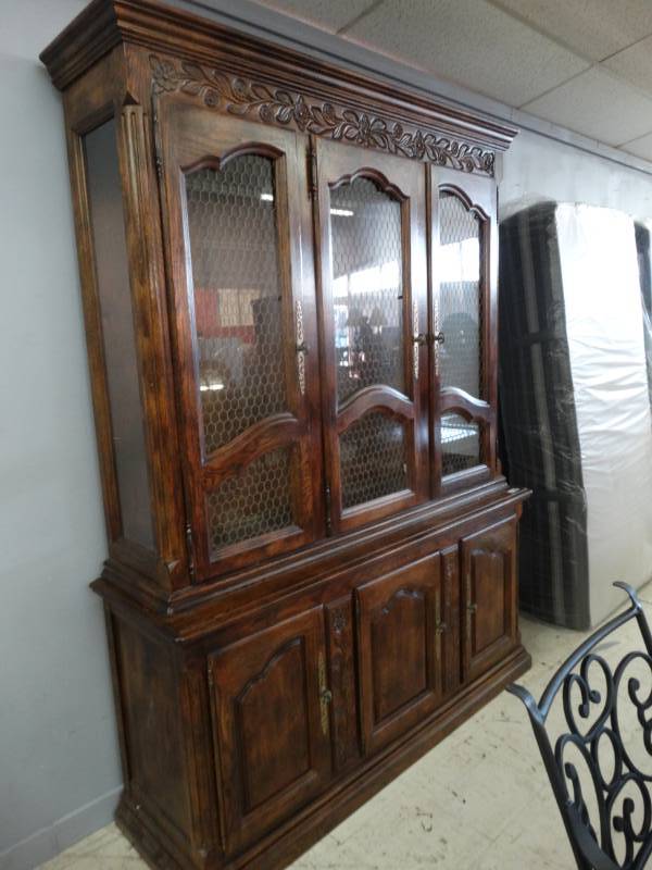 lot 1456 image: Nice solid wood 2 pc china cabinet