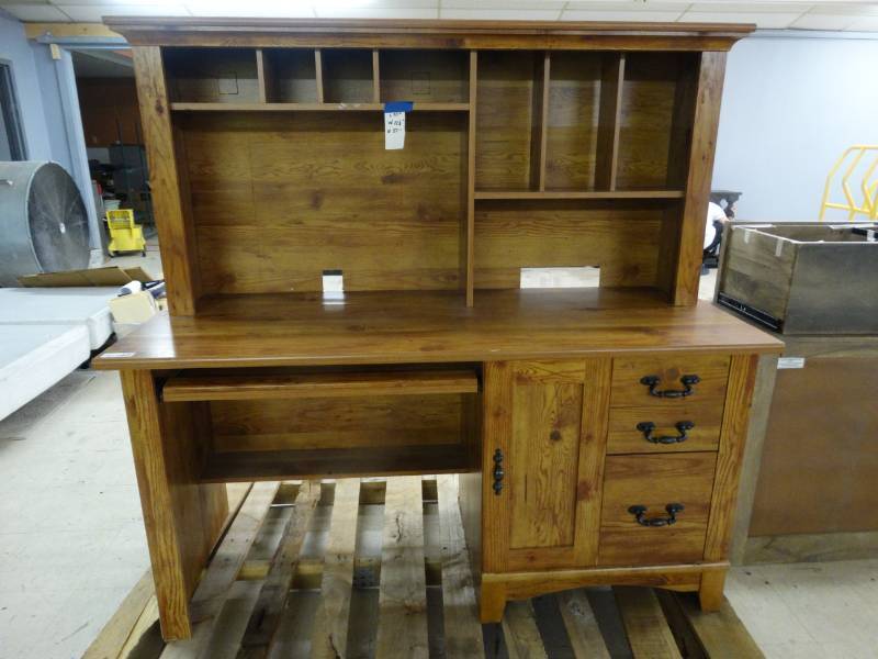 lot 1465 image: Desk w hutch top & drawers
