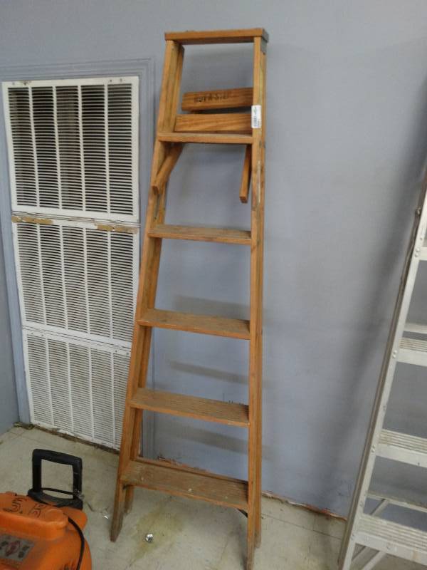 lot 1466 image: Wooden 6 ft ladder