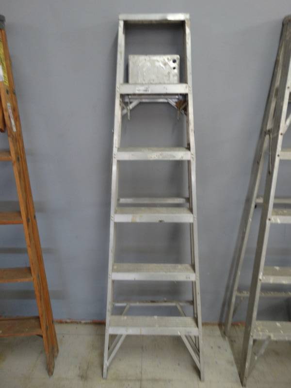 lot 1467 image: Aluminum 6 ft ladder