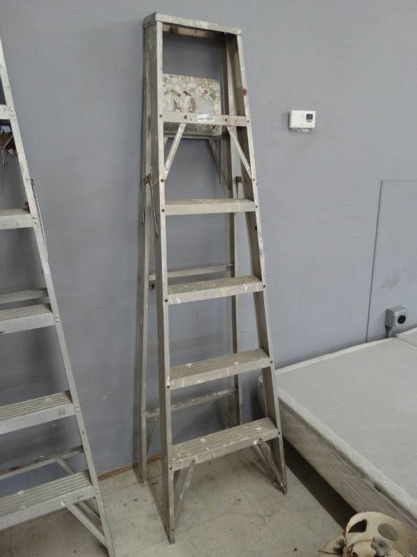 lot 1468 image: Aluminum 6 ft ladder