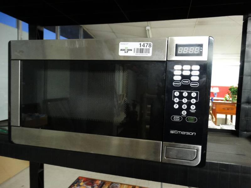 lot 1478 image: Emerson stainless 700 watt microwave