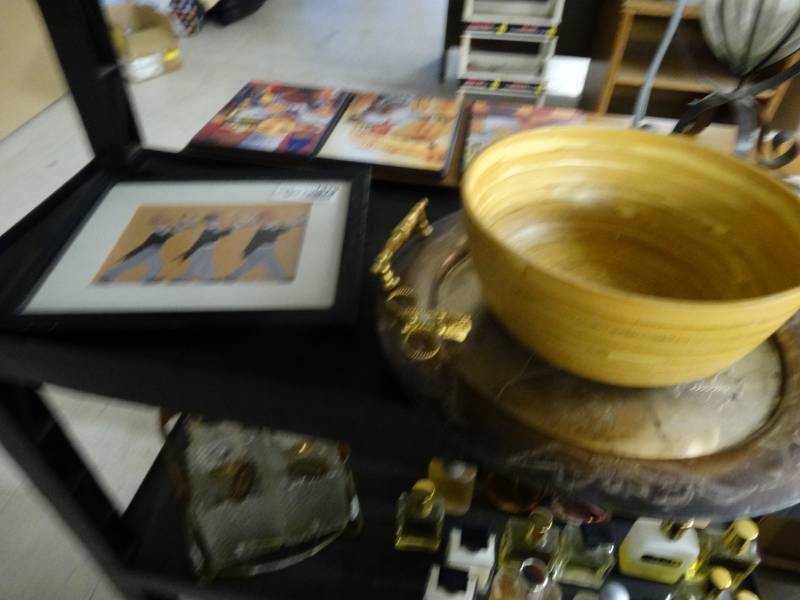 lot 1479 image: Lot of decor