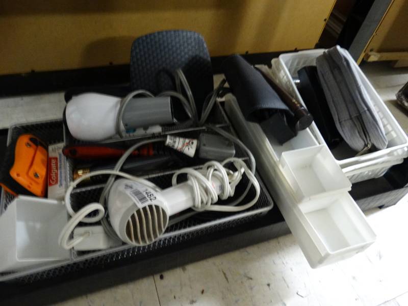 lot 1482 image: Lot of assorted bathroom items