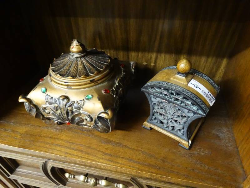 lot 1498 image: 2 decorative lidded boxes