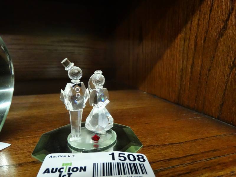 lot 1508 image: Small crystal Man & Wife figurine