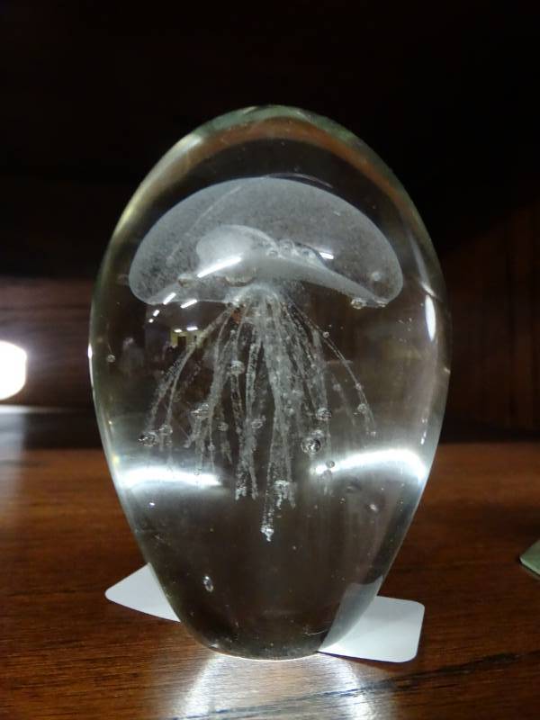 lot 1509 image: Blown glass jelly fish sphere