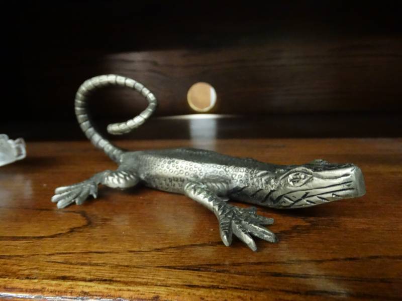 lot 1510 image: Lizard decor