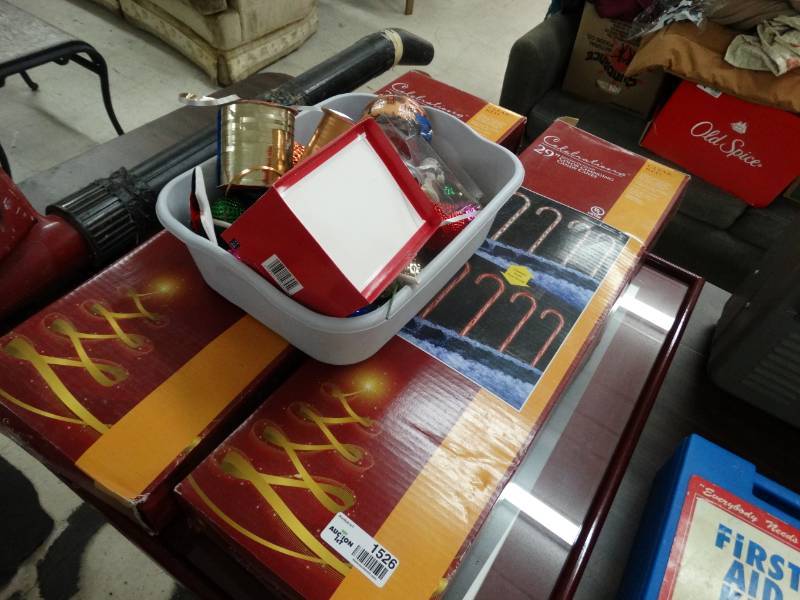 lot 1526 image: Lot of Christmas items