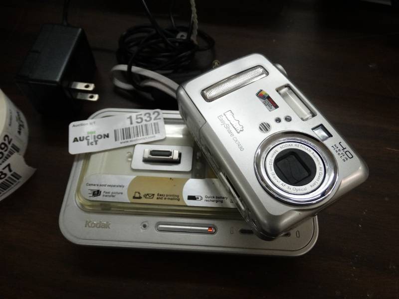 lot 1532 image: Kodak easy share digital camera w dock