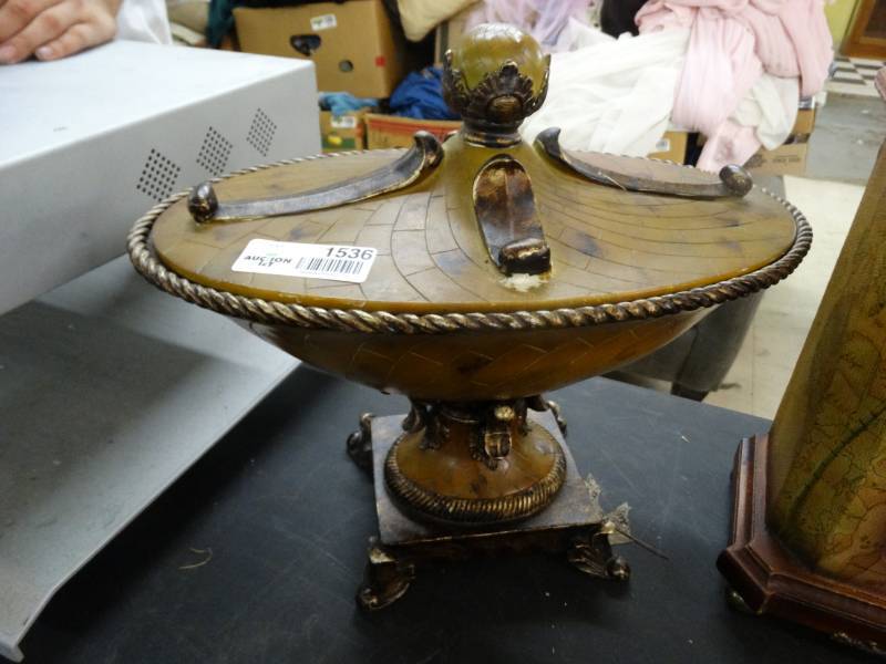 lot 1536 image: Large lidded box centerpiece decor