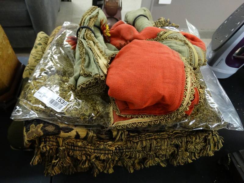 lot 1539 image: High end decorative throw & other linnen