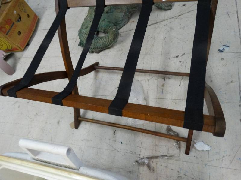 lot 1543 image: Folding wood luggage rack