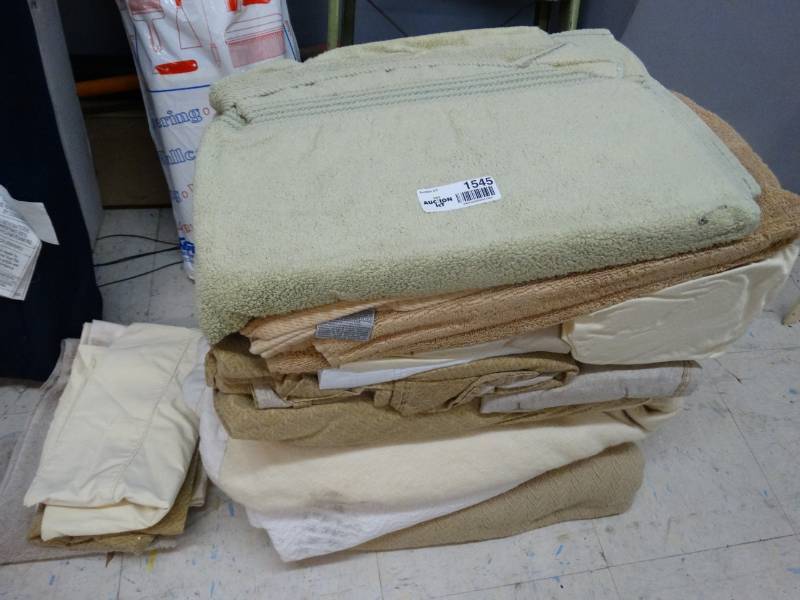 lot 1545 image: Lot of towels & linnens