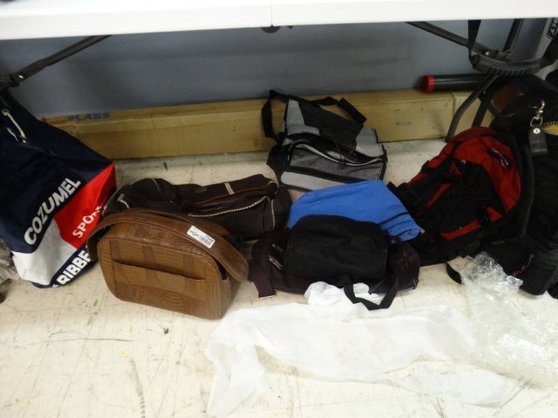 lot 1546 image: Lot of various bags