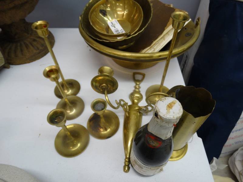 lot 1548 image: Assorted brass decor items