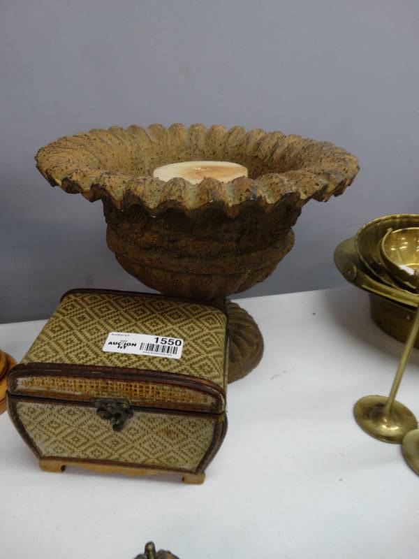 lot 1550 image: Lidded box & planter