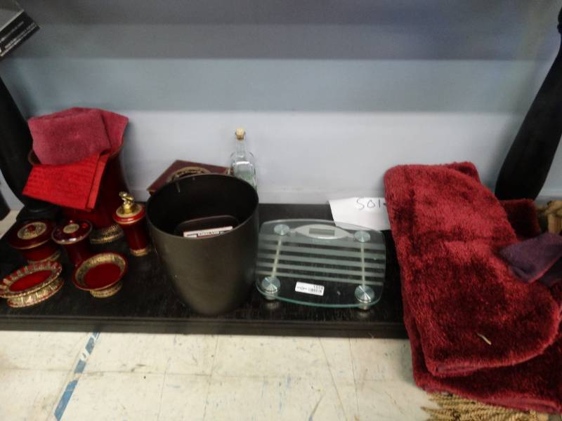 lot 1556 image: Bathroom decor set w scale & rug