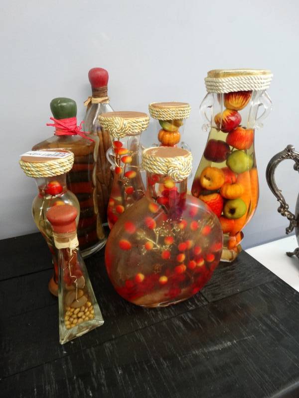 lot 1557 image: 8 pc kicthen decor items