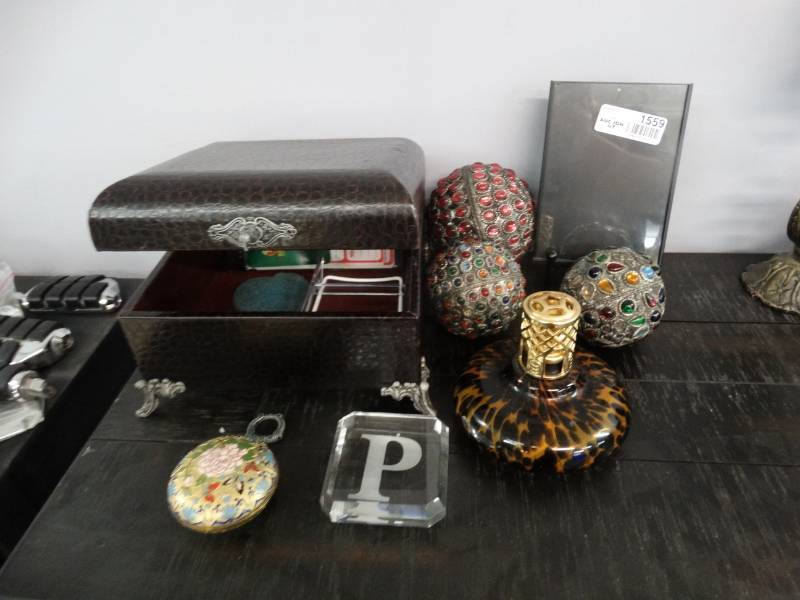 lot 1559 image: Lot of various home decor items