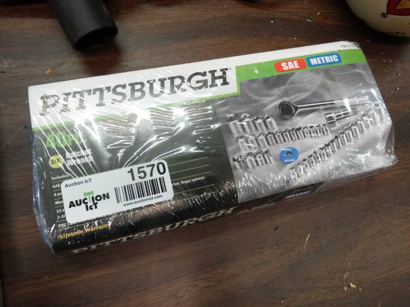 lot 1570 image: New 40 pc socket set in case