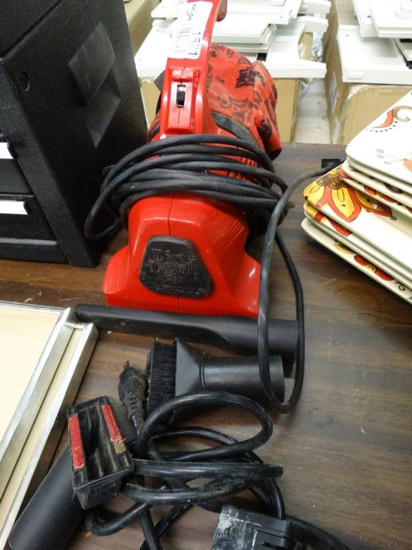 lot 1571 image: Dirt devil handvac