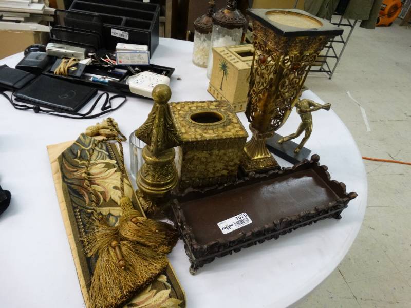 lot 1576 image: Lot of various home decor items