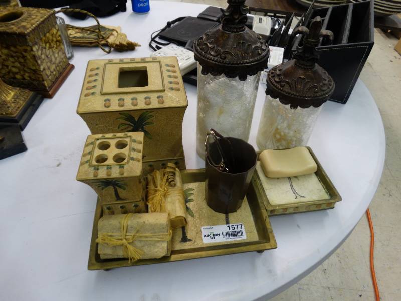 lot 1577 image: Bathroom decor set